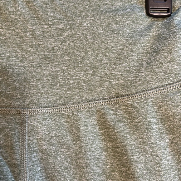 Old Navy Active Go Dry Capri Leggings, green, size medium, excellent condition - Picture 2 of 3